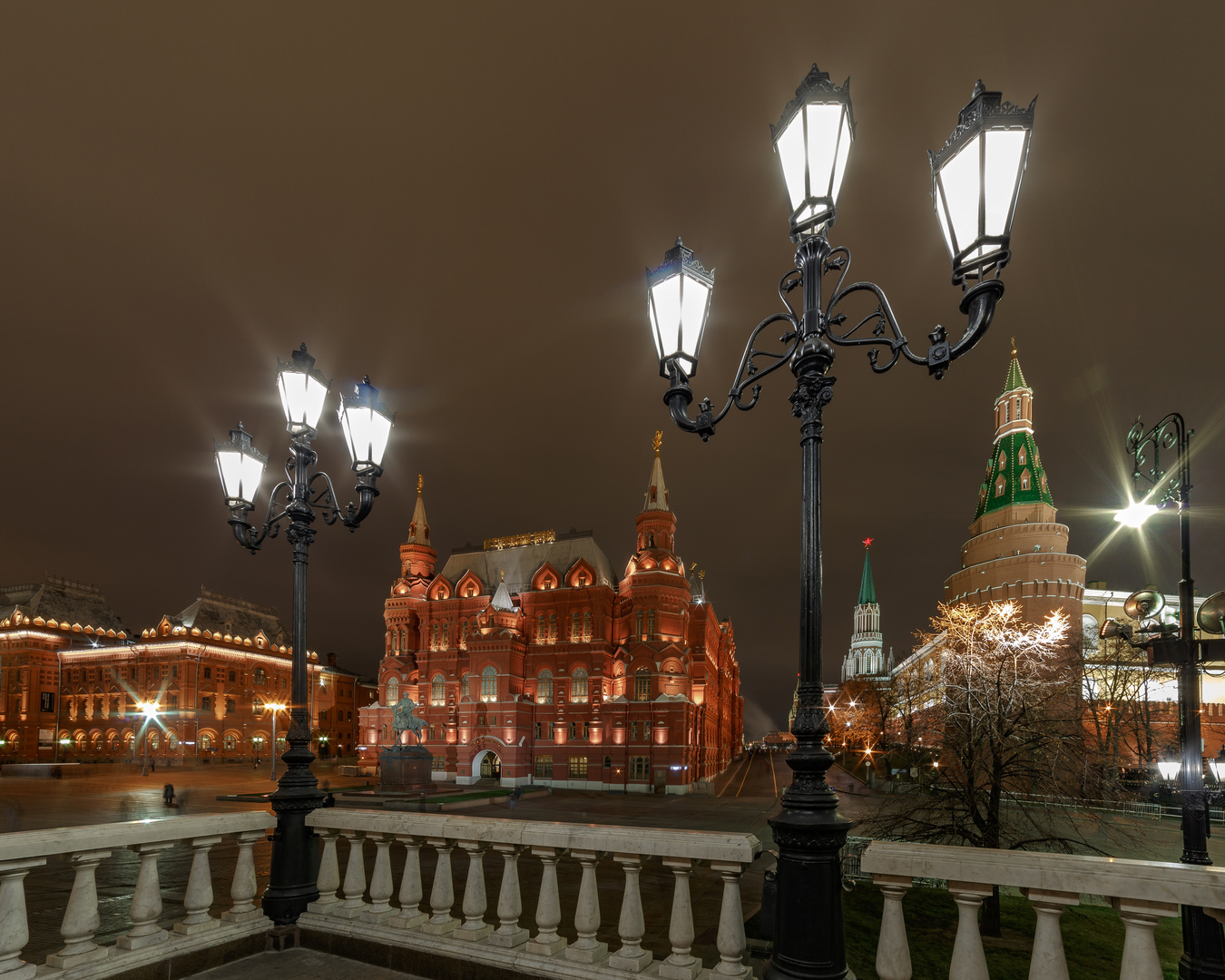 Manezhnaya Square bei Nacht