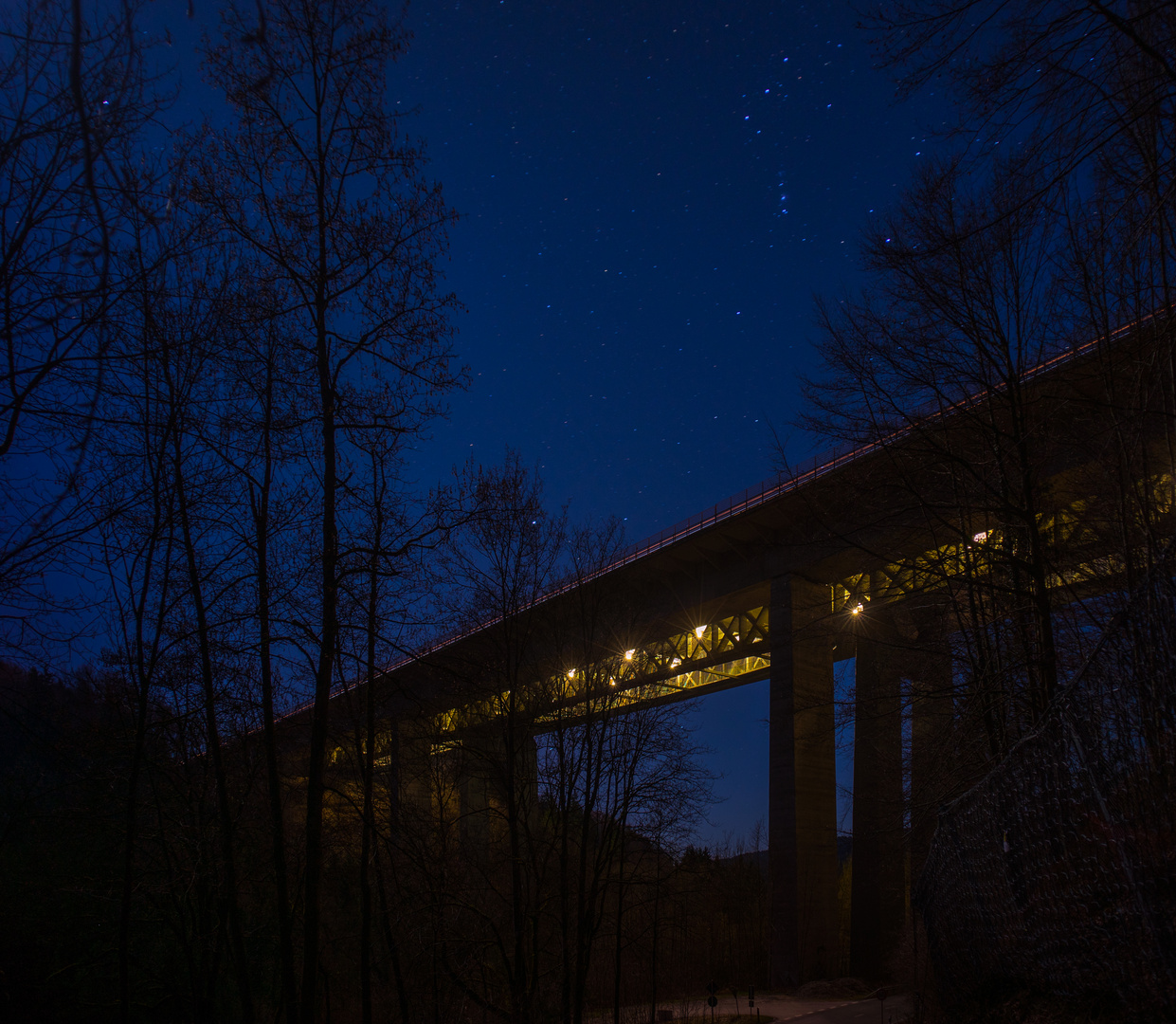 Mangfalltalbrücke der A8 unter Sternbild Orion