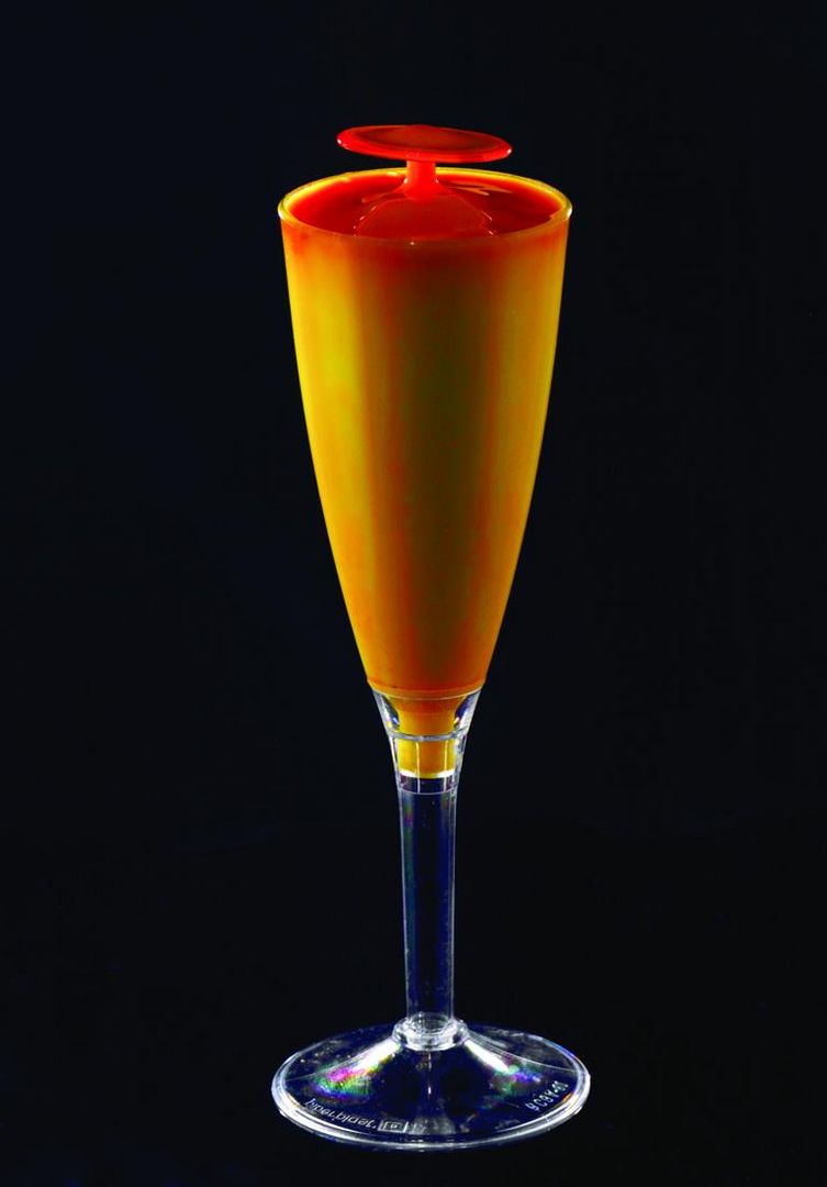 Mango-Sorbet im Sektglas mit Schirmchen vom Erdbeer-Parfait