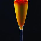 Mango-Sorbet im Sektglas mit Schirmchen vom Erdbeer-Parfait