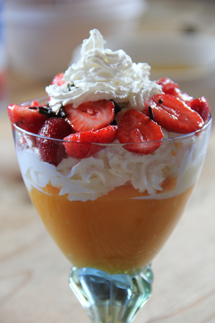 Mangocreme mit Eis und Erdbeeren