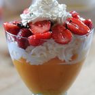 Mangocreme mit Eis und Erdbeeren