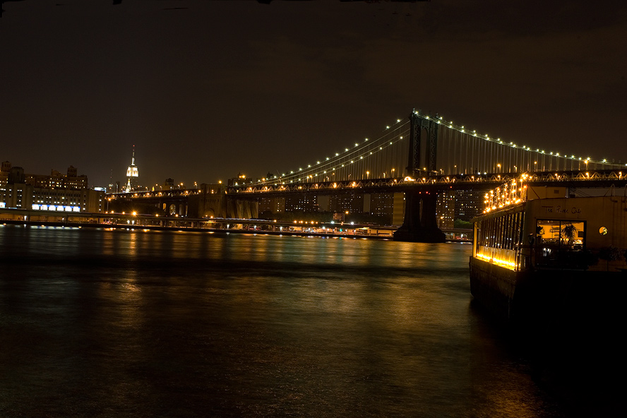 Manhattan Bridge bei Nacht