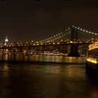 Manhattan Bridge bei Nacht