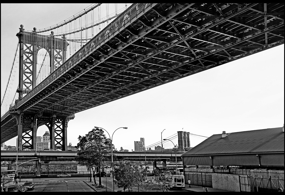 Manhattan Bridge - Im HG die Brooklyn Bridge