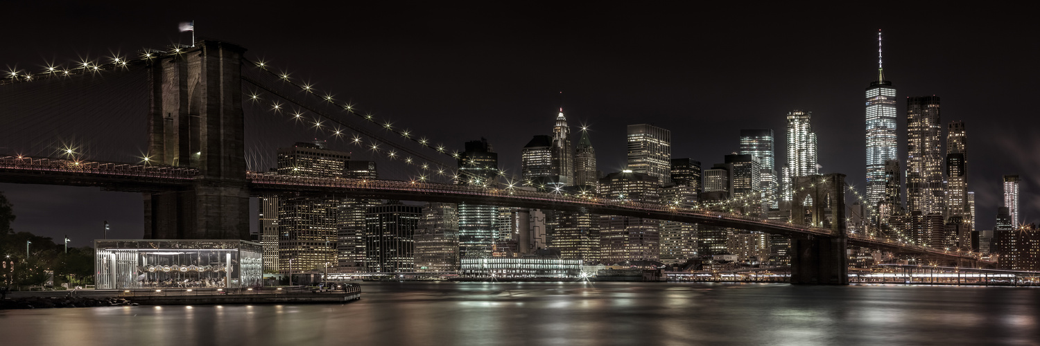 MANHATTAN SKYLINE & BROOKLYN BRIDGE Idyllische Nachtansicht | Panorama 