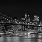 MANHATTAN SKYLINE & BROOKLYN BRIDGE Impressionen bei Nacht | Panorama Monochrom