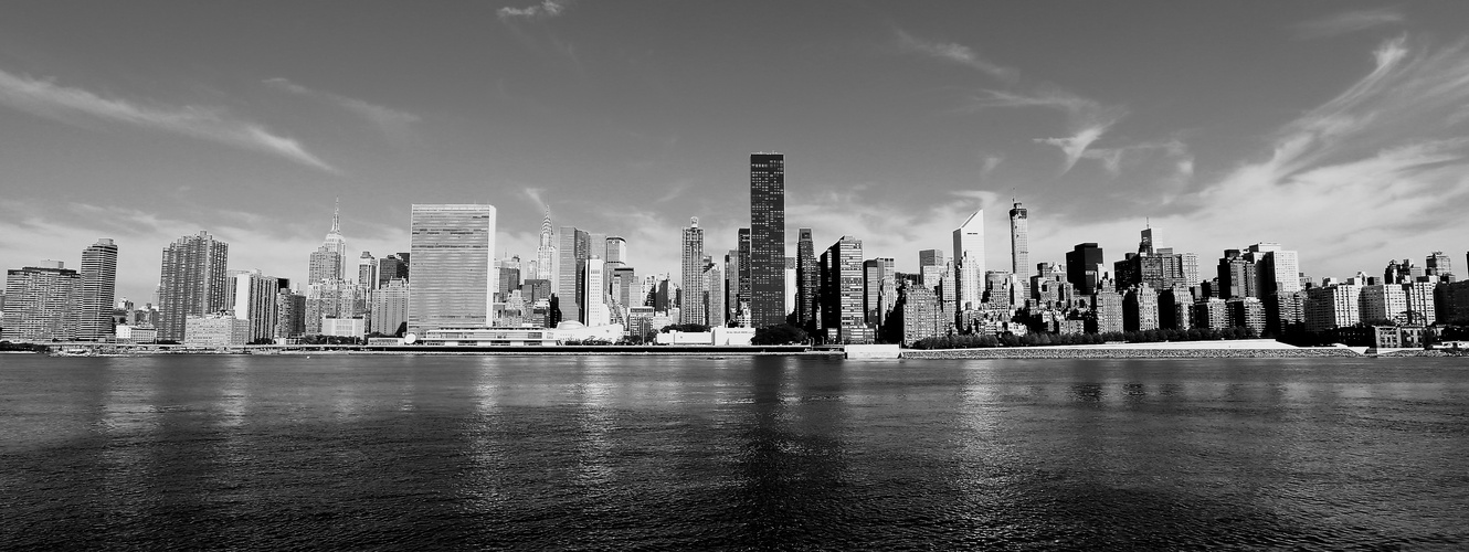 Manhattan Skyline @ East River