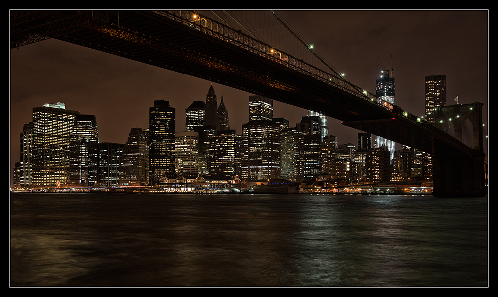 Manhattan unter der Brooklyn Bridge