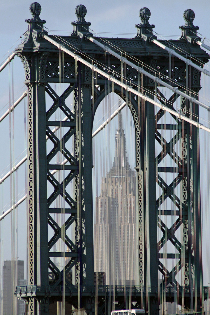 Manhatten Bridge mit Durchblick auf das Empire State Building