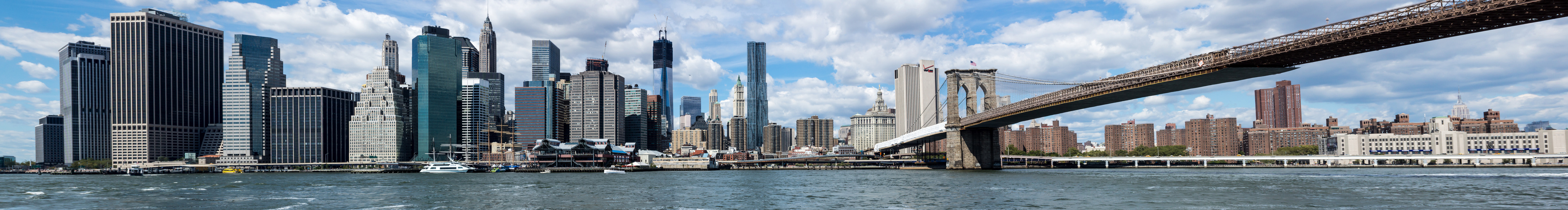 Manhatten Financial District Skyline mit Brooklyn Bridge