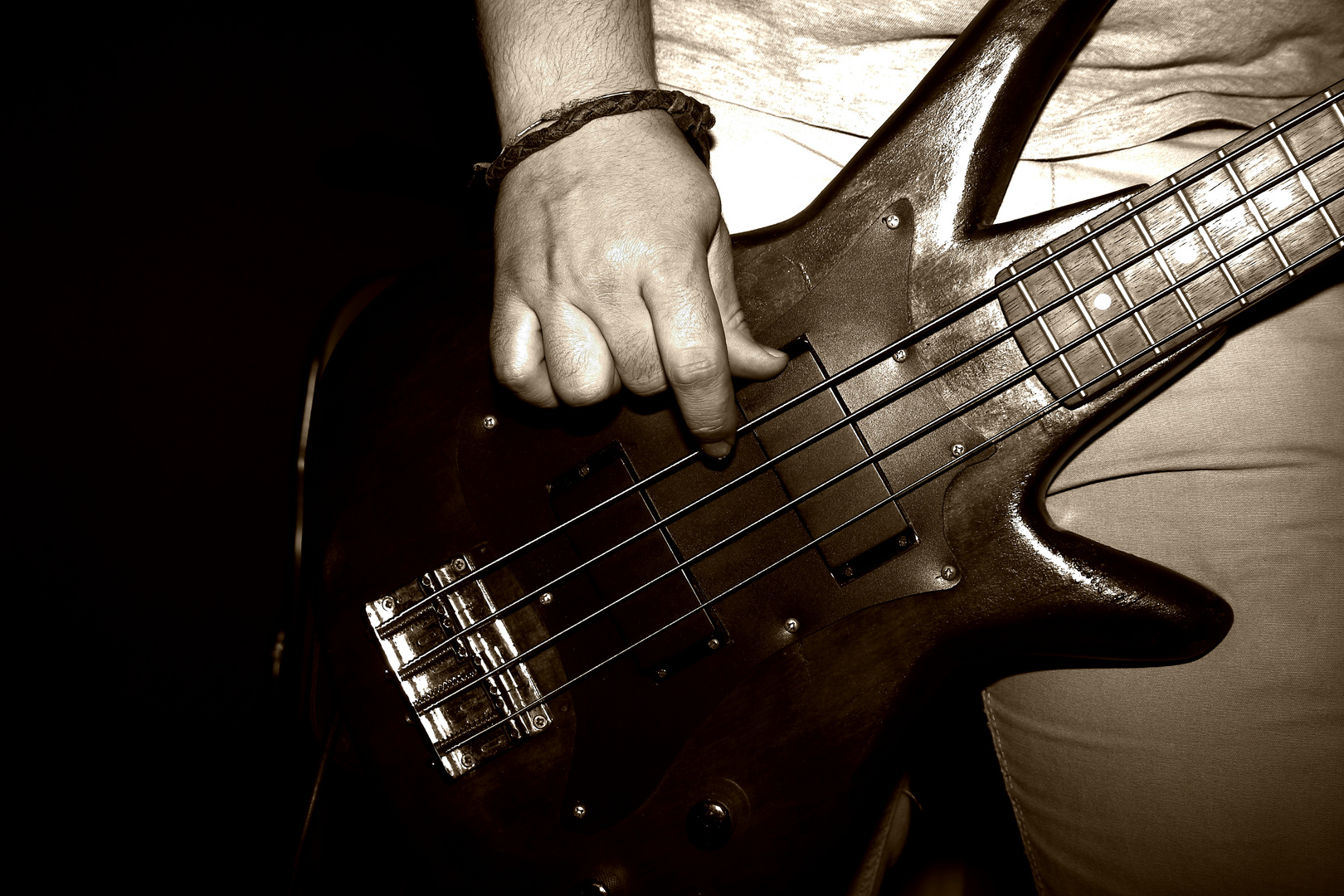 mani di un Bassista