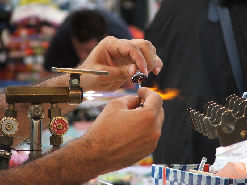 mani e fuoco per il vetro