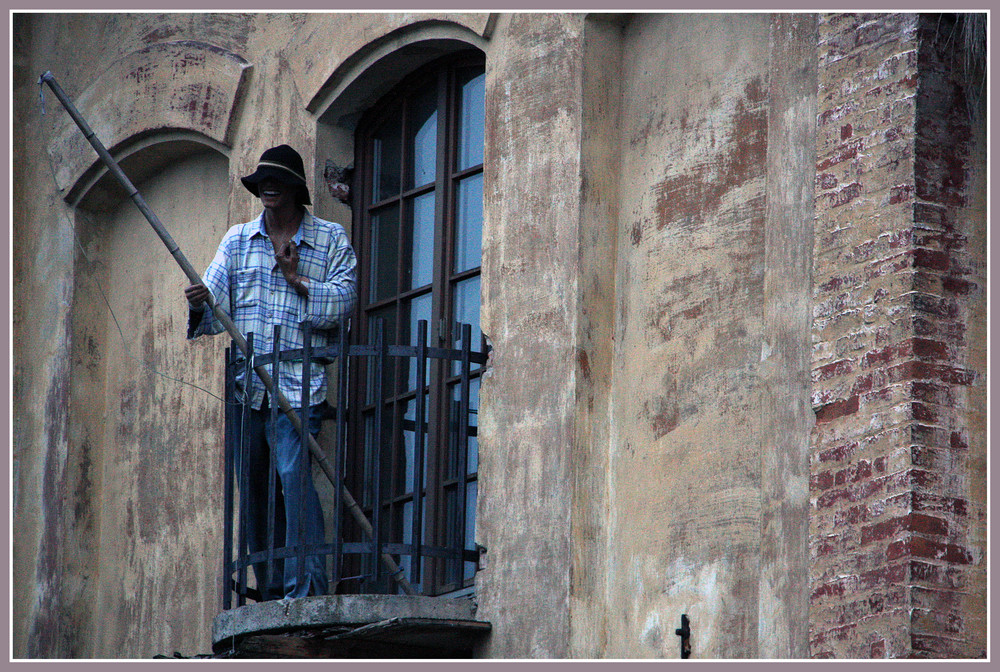 < Mann am Fenster>