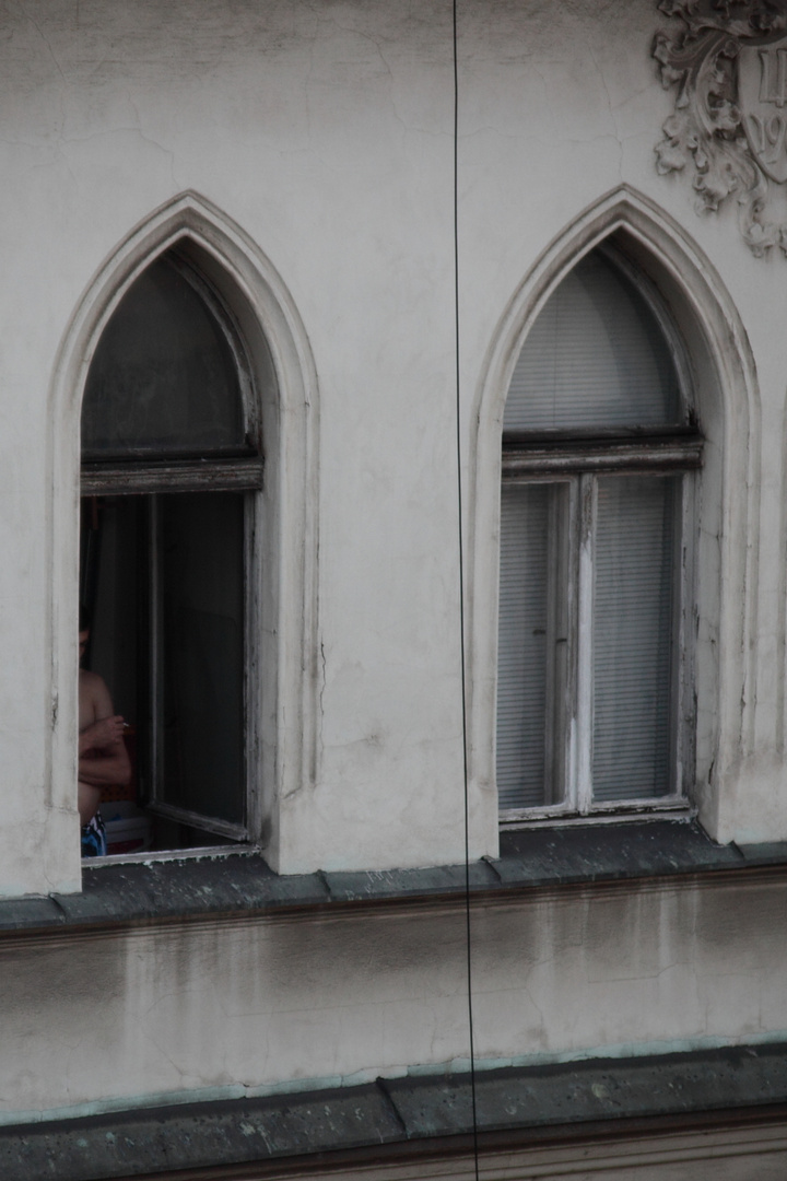 Mann am Fenster