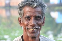 Mann am Kanal - in Südindien