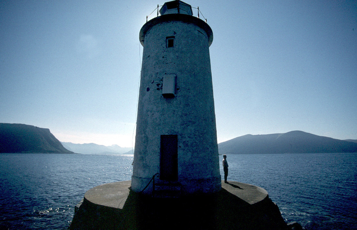 Mann am Leuchtturm in Südnorwegen