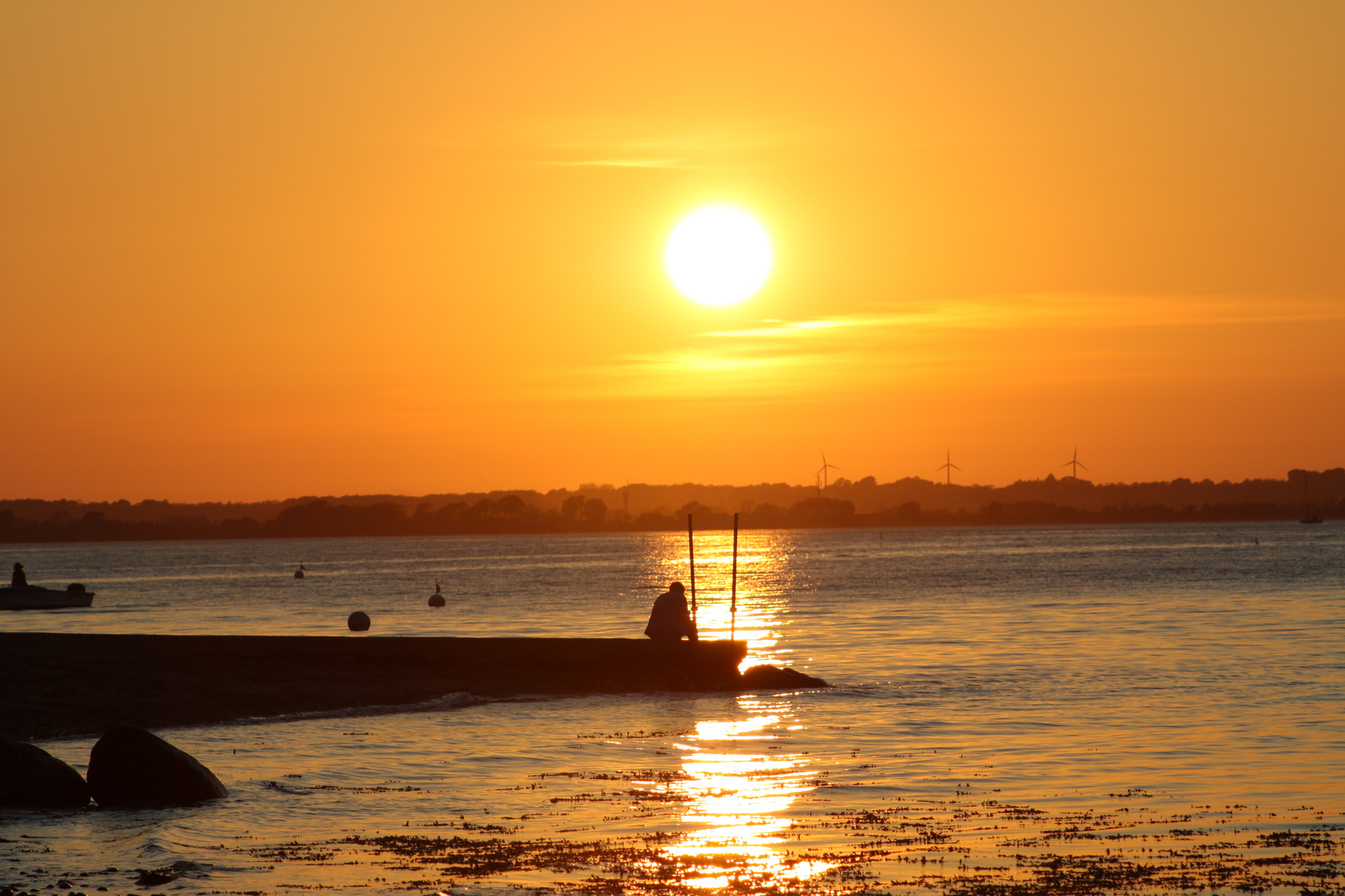 Mann am Steg / Sonnenuntergang bei Langballig Mai 2012