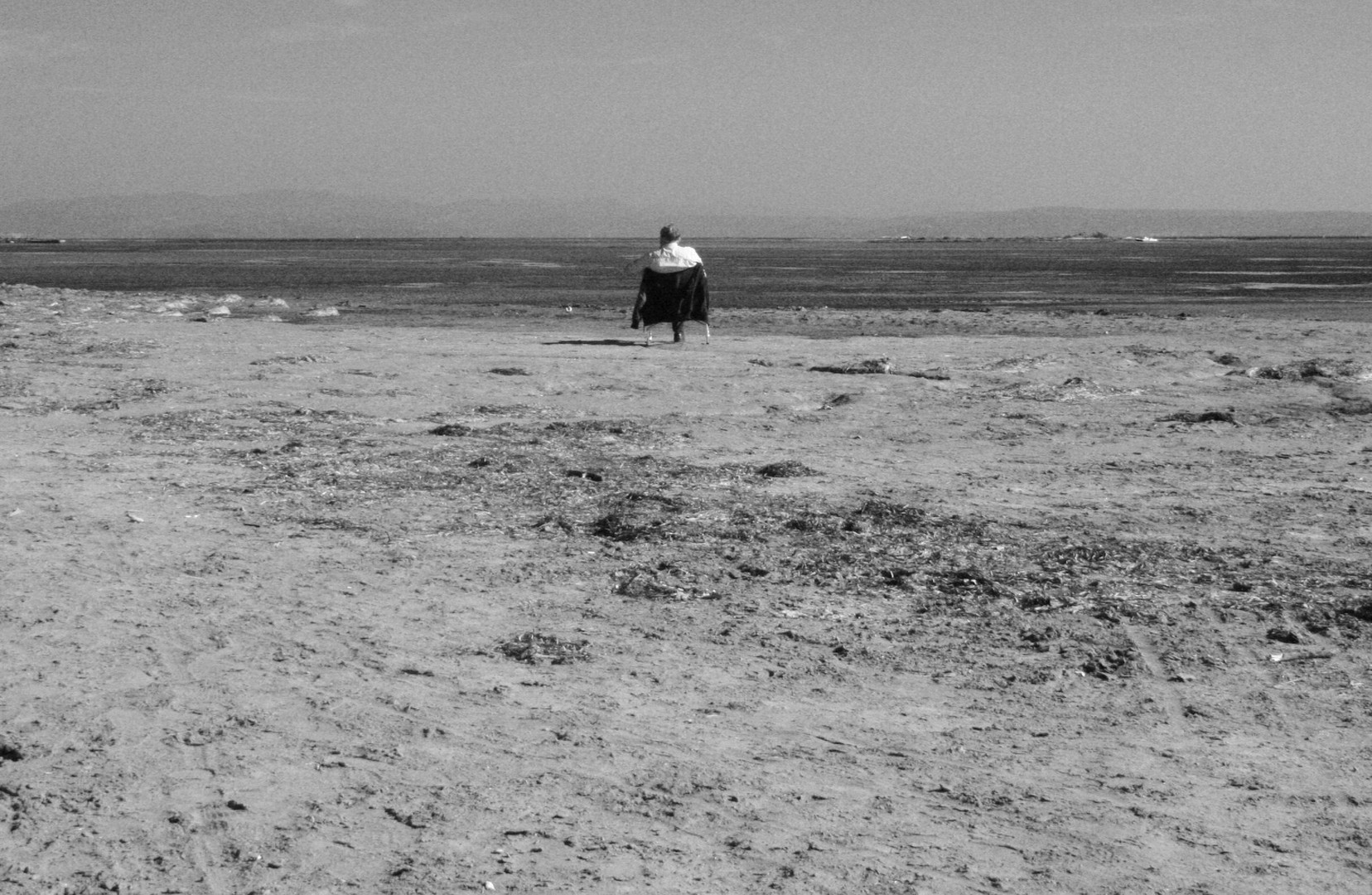 Mann am Strand bei Ebbe