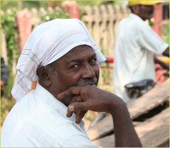 Mann an der Bahnschranke ... in Kerala