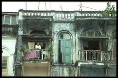 Mann auf Balkon, Yangon