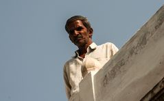 Mann auf Dach India