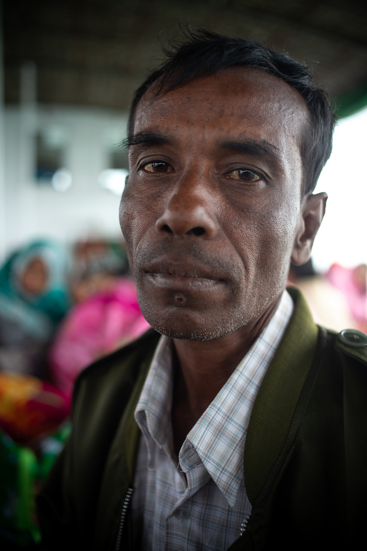 Mann auf dem Schiff nach Mrauk-U