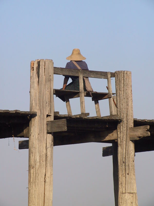 Mann auf der Brücke