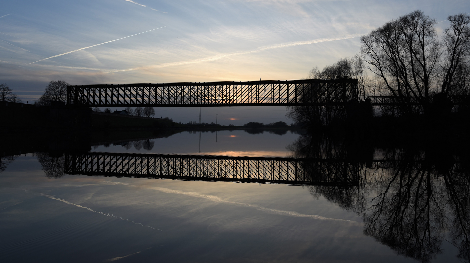 Mann auf der Brücke