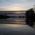 Mann auf der Brücke