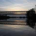 Mann auf der Brücke