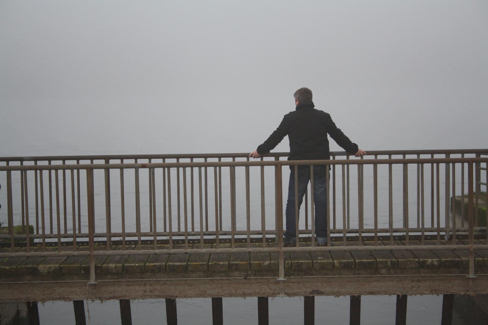 Mann auf der Brücke