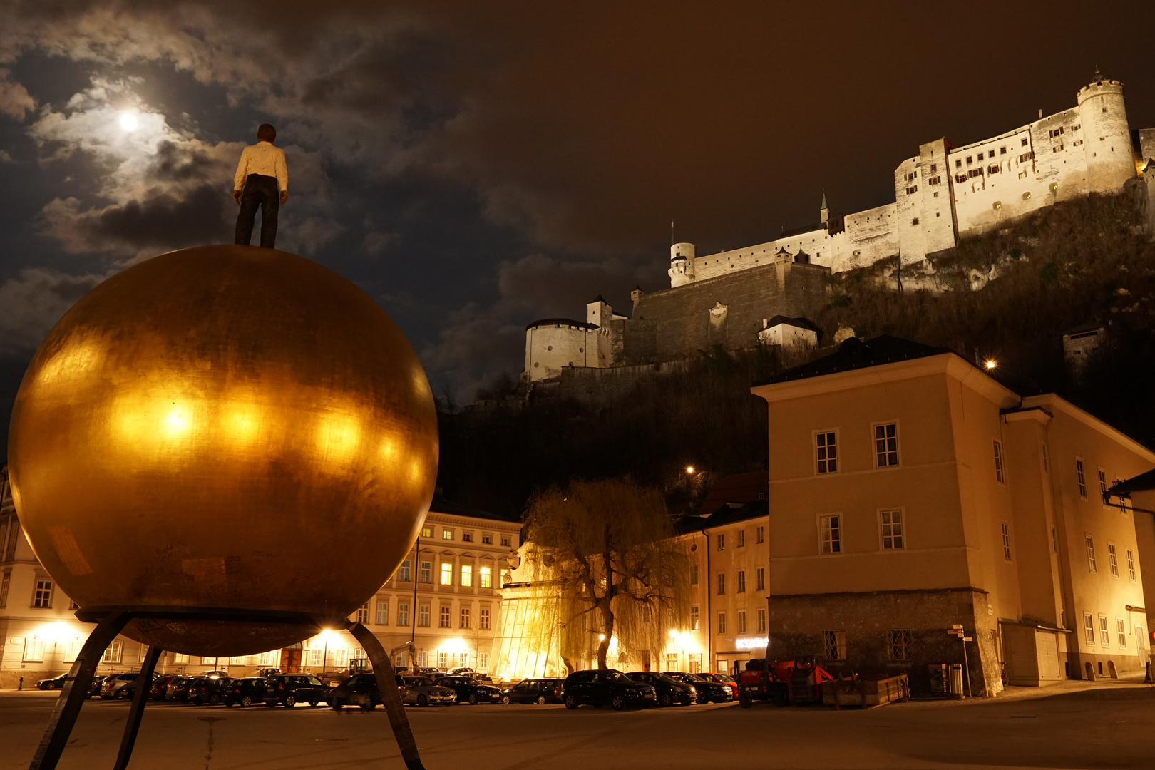 Mann auf der Goldkugel (Salzburg)