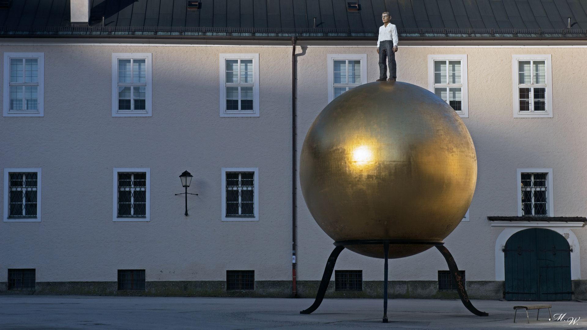 Mann auf der Kugel, Salzburg