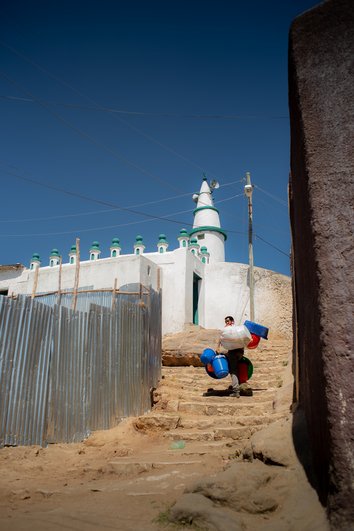 Mann auf der Treppe in Harar