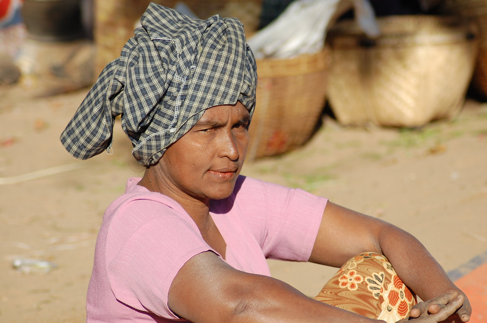 Mann auf einem Markt in Myanmar