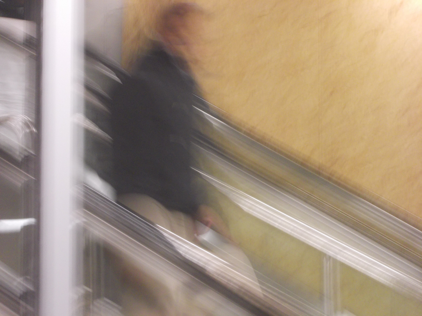 Mann auf Rolltreppe