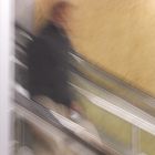 Mann auf Rolltreppe