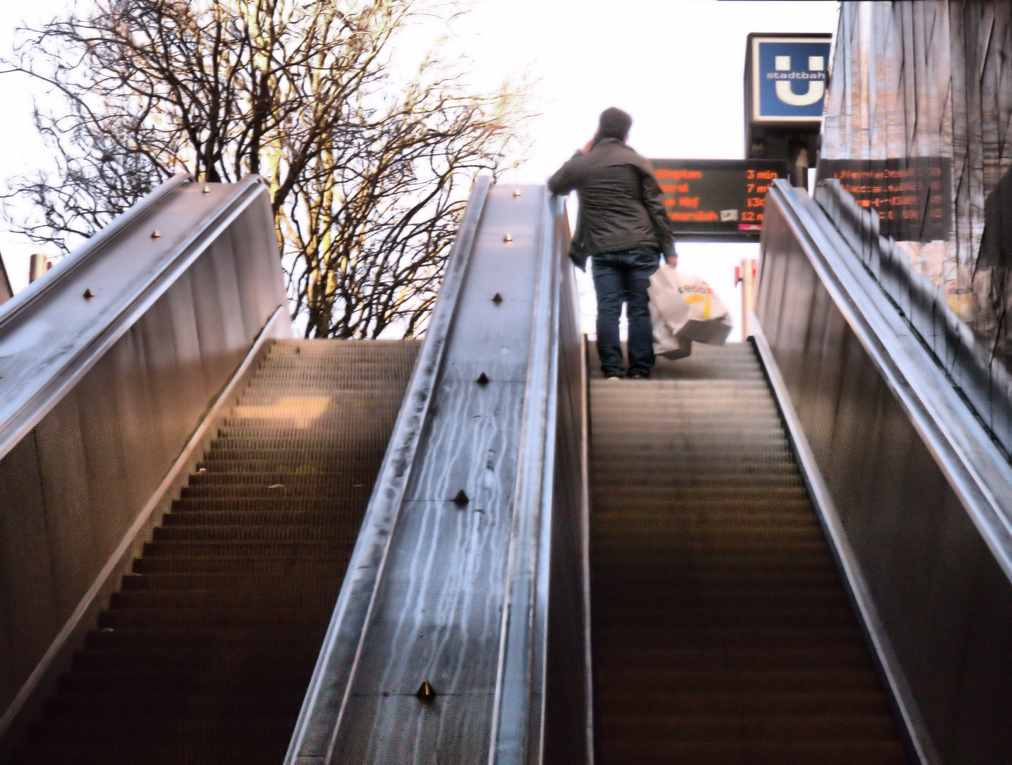 Mann auf Rolltreppe