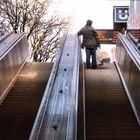 Mann auf Rolltreppe