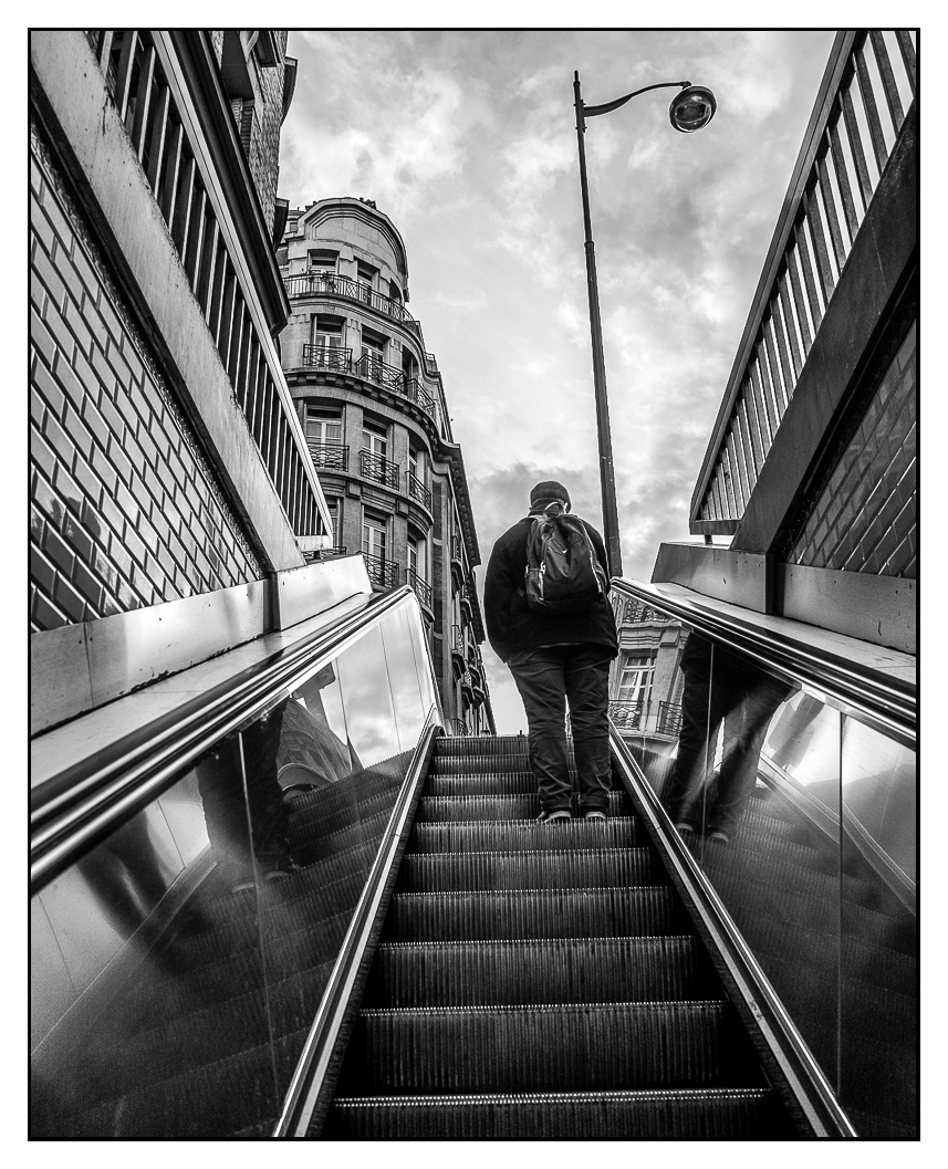 Mann auf Rolltreppen