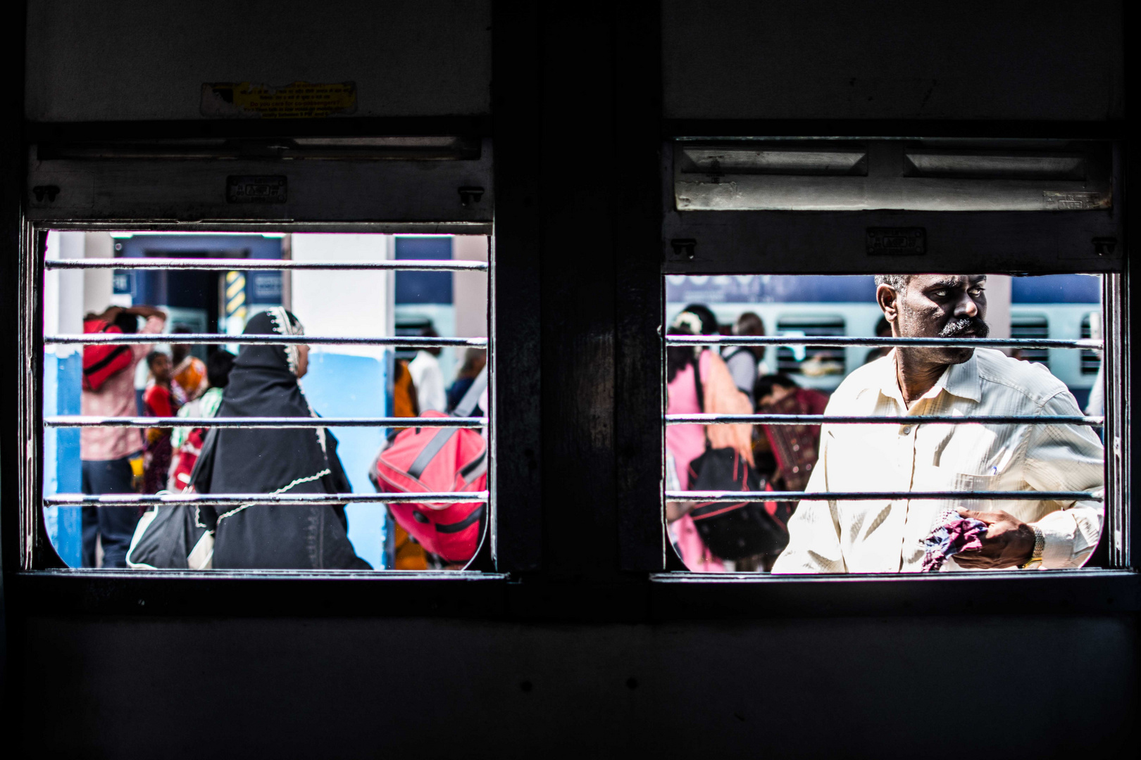 Mann beim Zugsuchen in Mysore - Indien