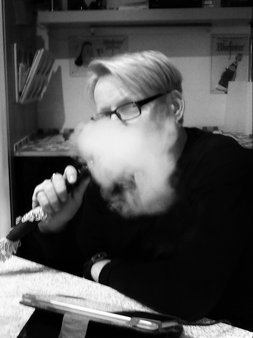 Mann entspannt mit Shisha