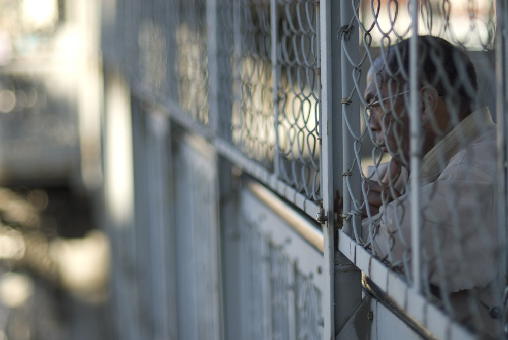 Mann hinter Gittern