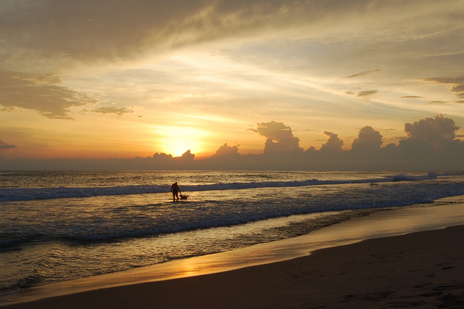 Mann-Hund-Meer-Sonnenuntergang