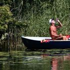 MANN IM BOOT-BOOT IM SCHILF