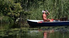 MANN IM BOOT-BOOT IM SCHILF