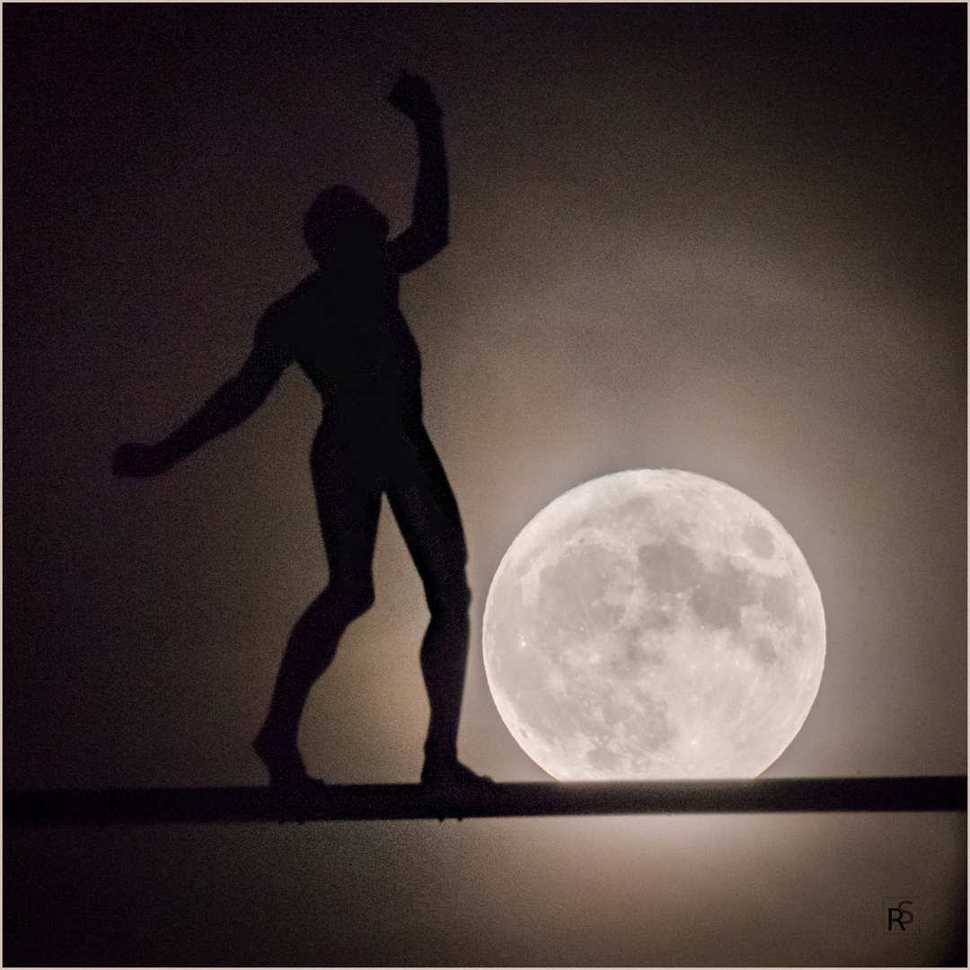 Mann im Mond Foto & Bild fine art, mond, plastik Bilder auf