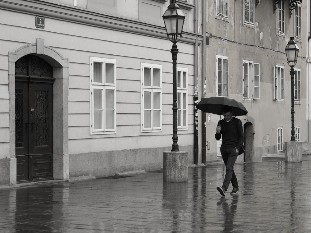 Mann im  Regen  Foto Bild Bilder auf fotocommunity