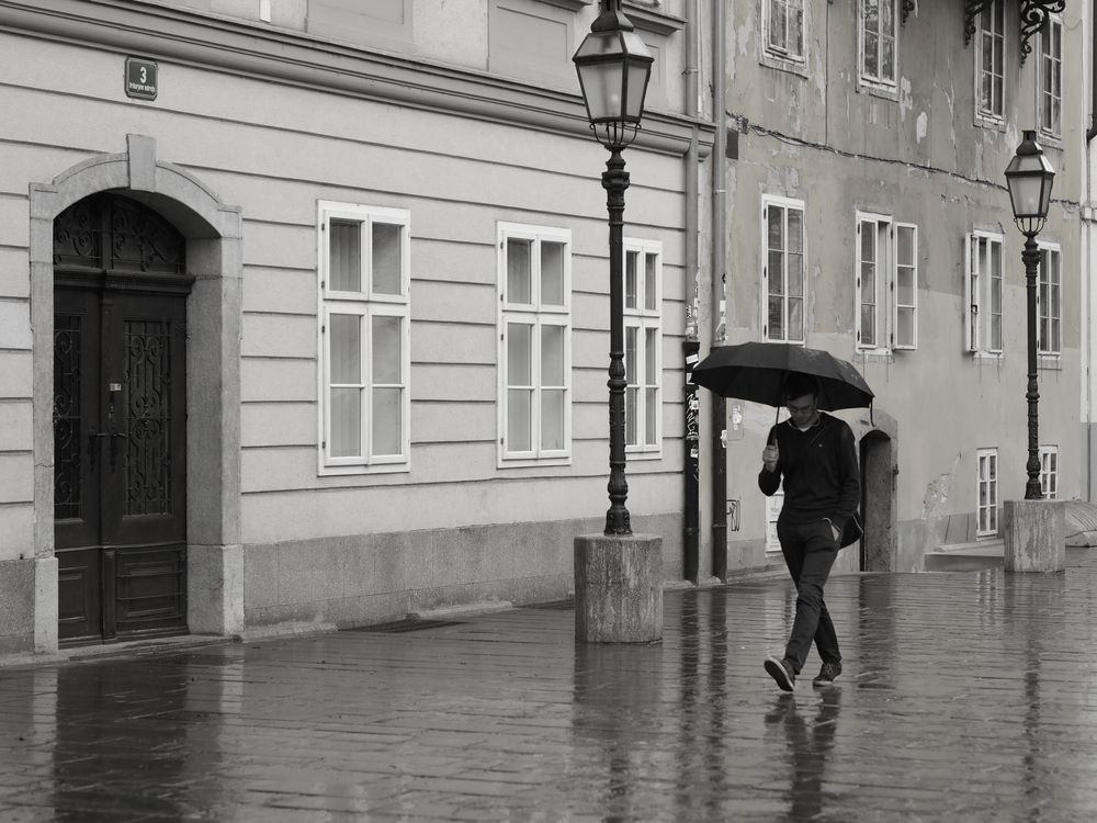 Mann im Regen Foto Bild Bilder auf fotocommunity Mann im Regen Foto Bild Bilder auf fotocommunity